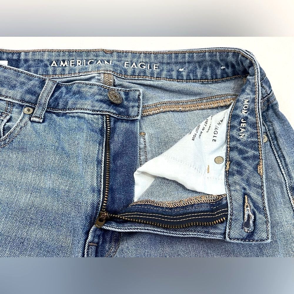American Eagle Outfitters Classic Blue Distressed Women’s Mom Jeans Sz 4 Short - Picture 10 of 16
